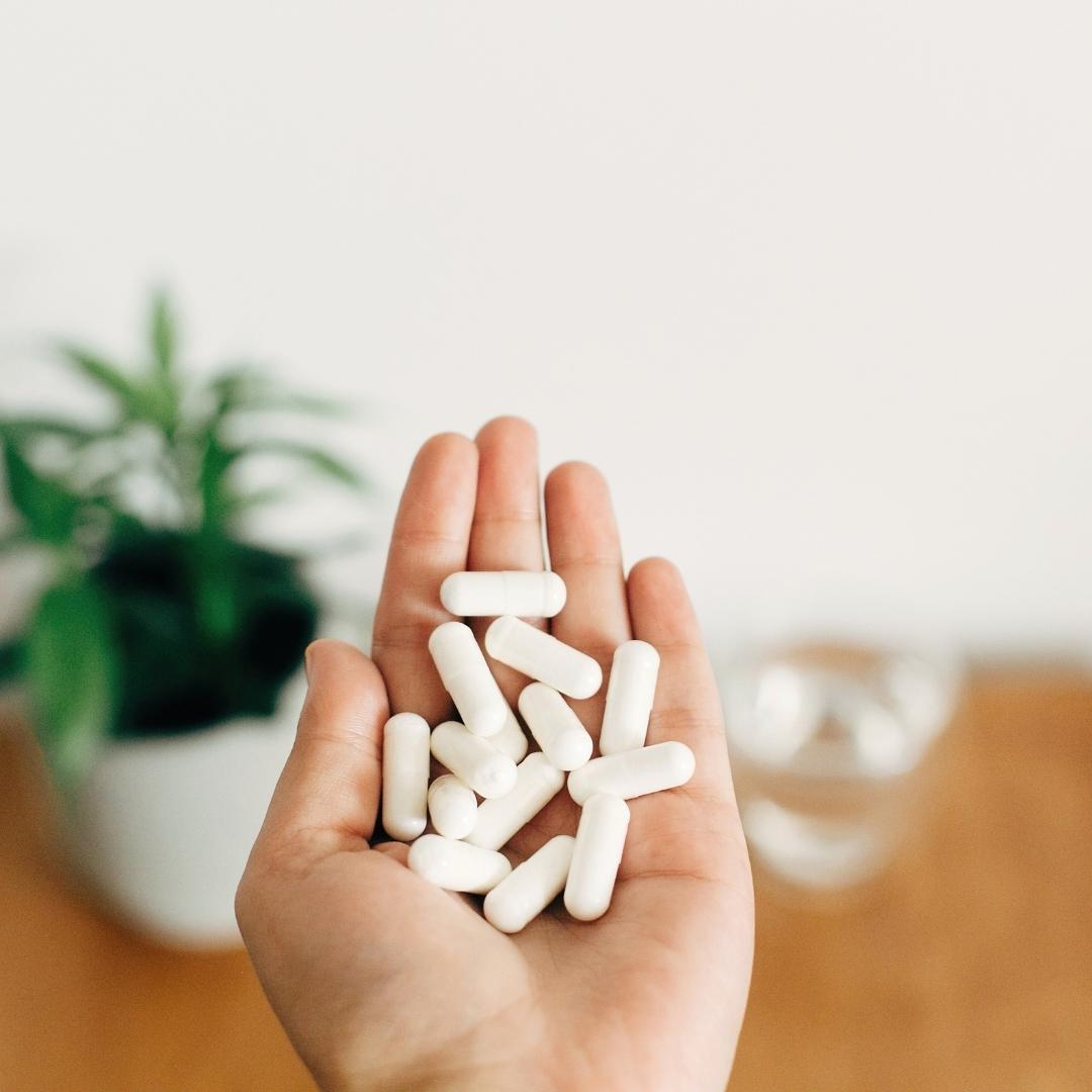 hand-full-of-magnesium-capsules